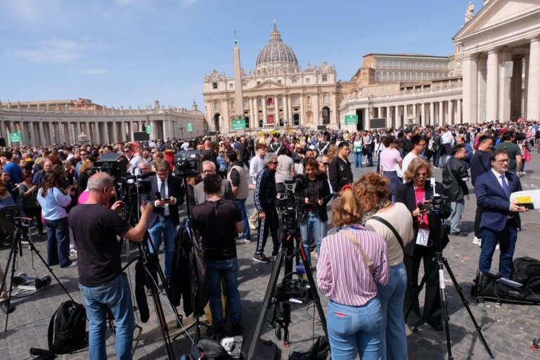 Le Vatican dément des exclusivités non vérifiées qui créent des tensions médiatiques.