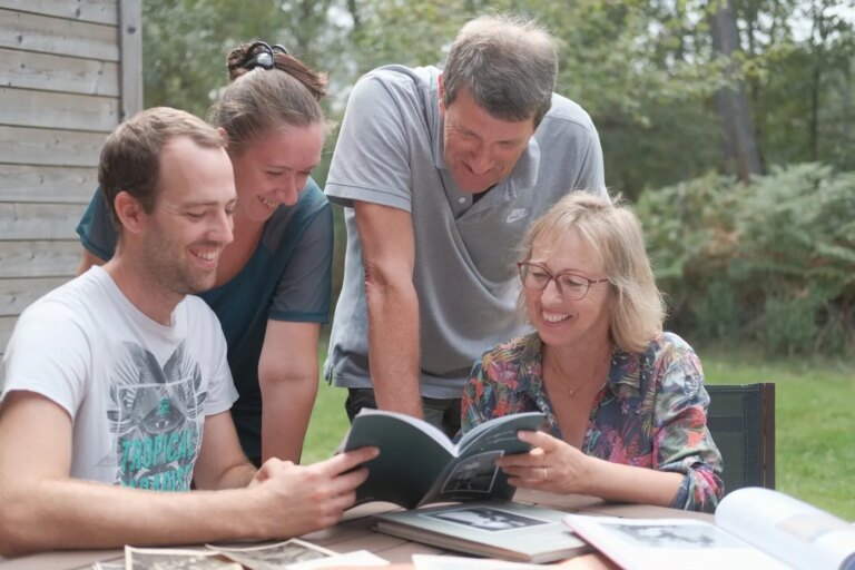 Livres biographiques et films familiaux : une tendance croissante en France