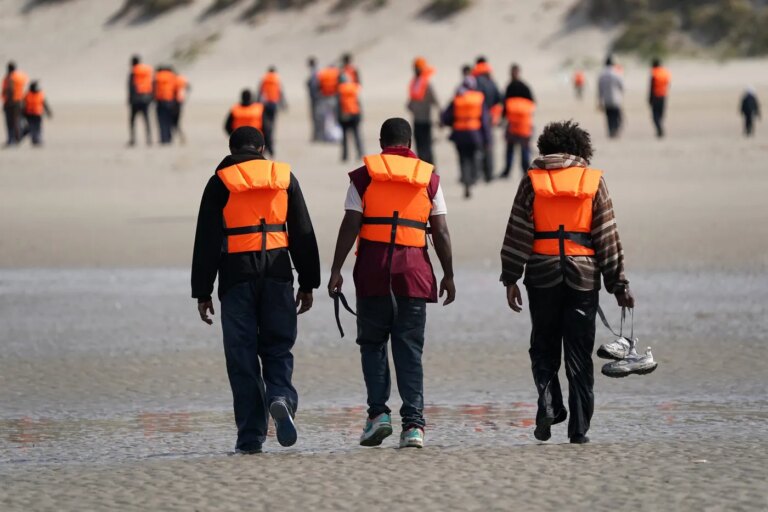 Traversées de la Manche : 150 migrants transportés sur un même bateau, un nouveau record établi.