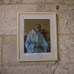 Des pèlerins se rassemblent à Saint-Étienne-du-Rouvray pour honorer le père Hamel.