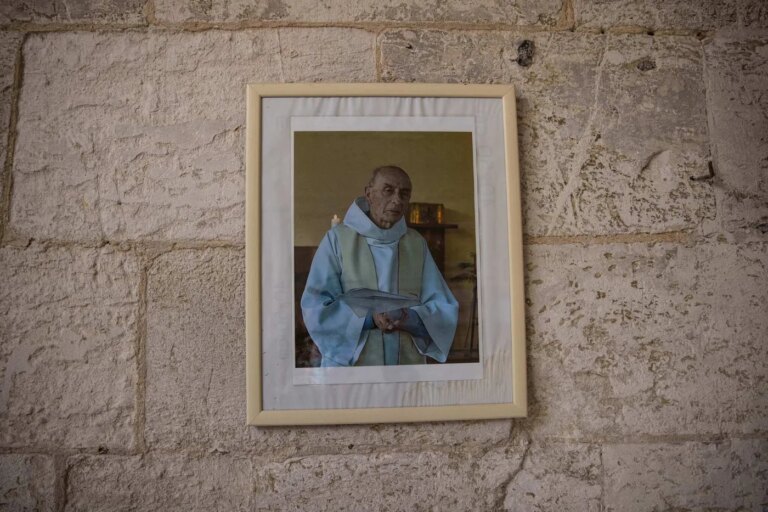 Des pèlerins se rassemblent à Saint-Étienne-du-Rouvray pour honorer le père Hamel.
