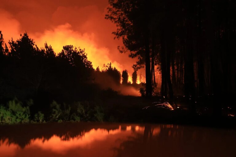 Incendies : situation stable durant la nuit, inquiétudes sur le retour de la chaleur