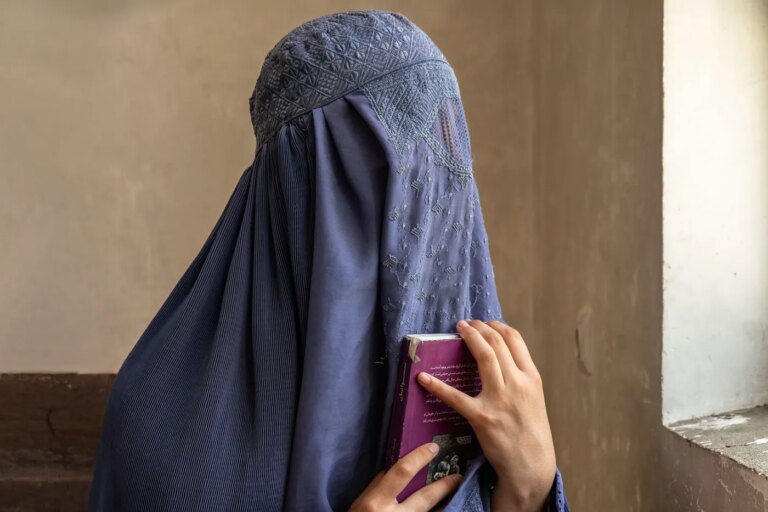 Bahar, 15 ans à Kaboul : vivre l’adolescence sous la burqa et ses défis quotidiens