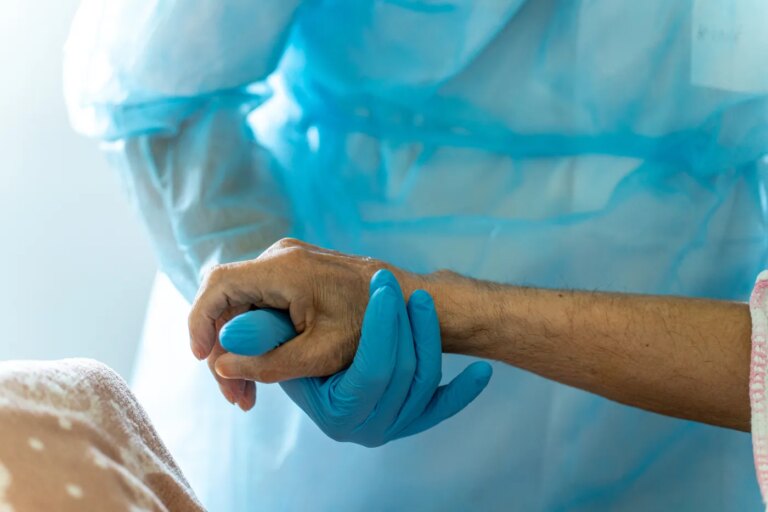 Appel de 150 dirigeants de santé catholiques pour soulager la souffrance sans euthanasie.
