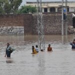 Europe lutte contre les feux de forêt tandis qu&rsquo;Asie subit des inondations massives.