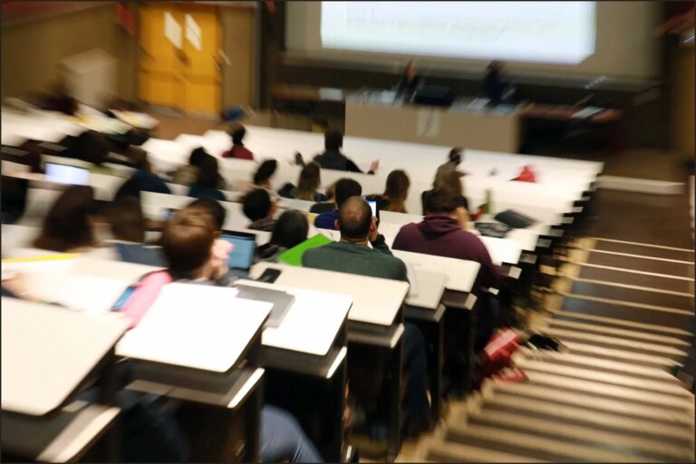 La jeunesse appelle à une implication précoce dans les décisions politiques en France
