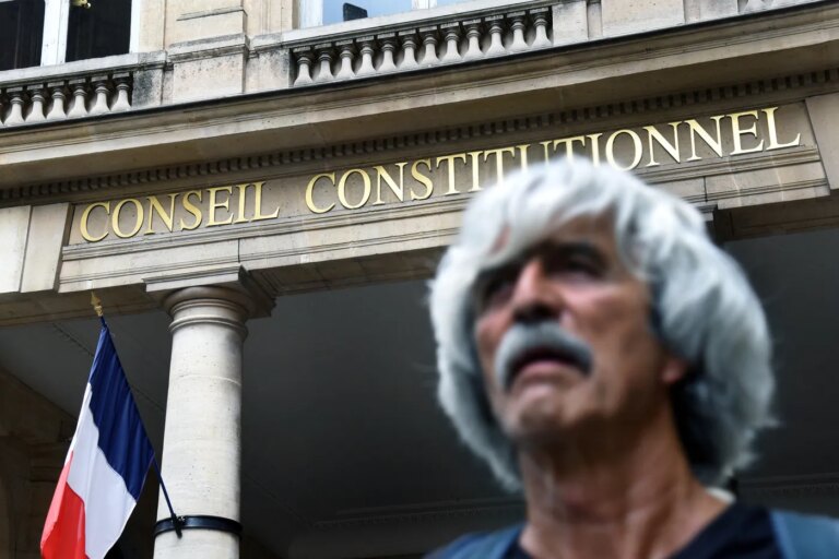 Le Conseil constitutionnel examine des lois clés tout l’été, dont la loi d’urgence agricole.