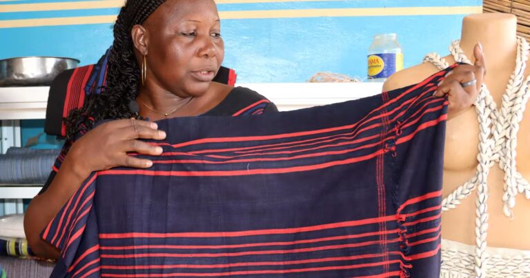 Le cencengu, un tissu traditionnel au Burkina Faso, joue un rôle social et culturel essentiel.