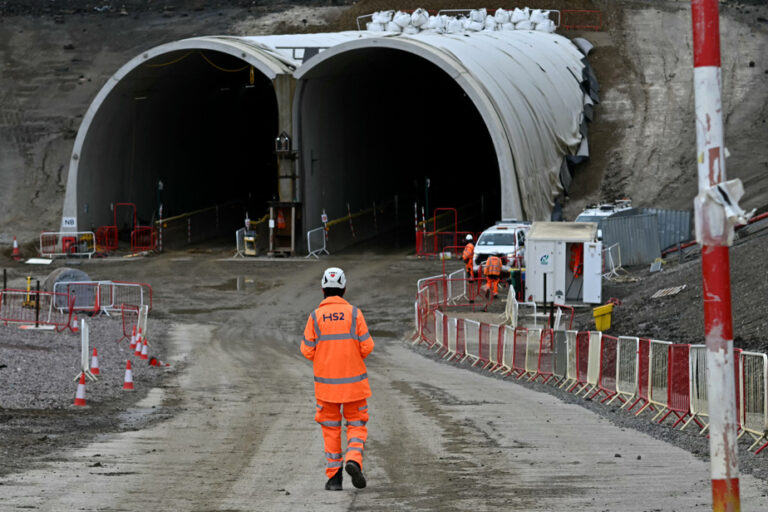 Déroute ferroviaire au pays du train : retards massifs affectent les usagers.