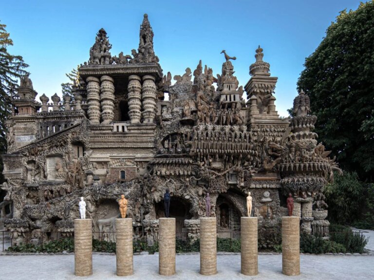 Prune Nourry présente une installation au Palais idéal du facteur Cheval en France.