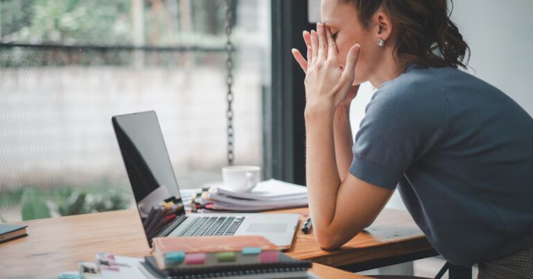 Pessimisme et anxiété grandissent chez les Français face à l’incertitude économique.