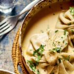 Recette des khinkalis, raviolis géorgiens populaires dans la cuisine géorgienne.