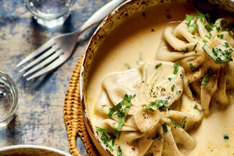 Recette des khinkalis, raviolis géorgiens populaires dans la cuisine géorgienne.