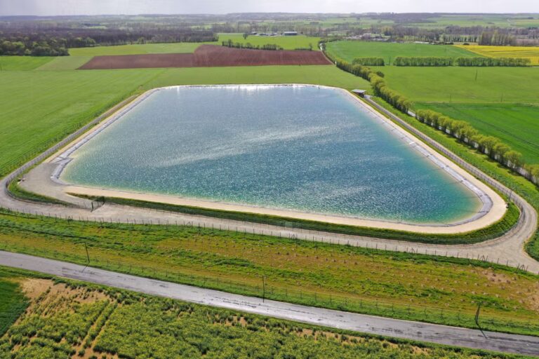 L’eau stockée coûte cher et n’irrigue que marginalement les cultures agricoles.
