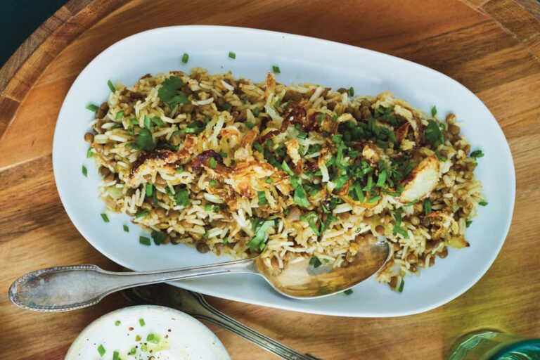Recette de mujaddara au riz et lentilles par Mehdiya Kerairia, plat traditionnel simple et parfumé.