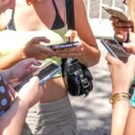 Interdiction des réseaux sociaux pour les moins de 15 ans : nouvelles règles en France.