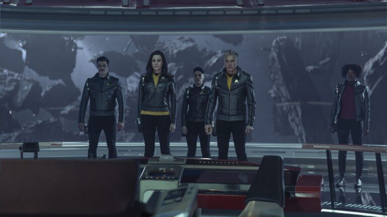 Interview avec les showrunners de ‘Star Trek: Strange New Worlds’ sur les dinosaures spatiaux et l’horreur lovecraftienne.
