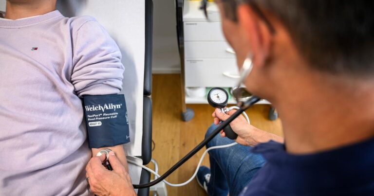 Suisse : les médecins s’inquiètent du plafonnement des soins de santé.