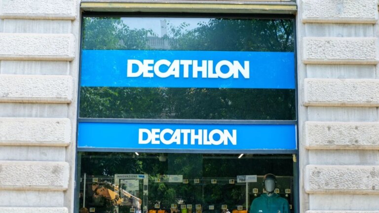 Decathlon propose des chaussures confortables et tendance pour l’été, remplaçant les tongs.