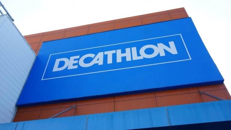 Le maillot de bain Decathlon sculptant adapté à toutes les morphologies suscite l’intérêt sur les plages.