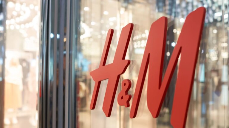 H&M propose une jupe en jean qui affine la taille et met en valeur les jambes.