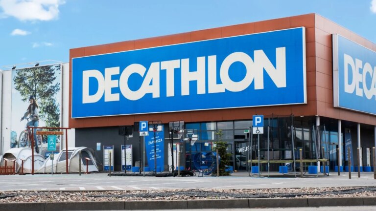 Decathlon lance un maillot de bain adapté à toutes les morphologies pour dissimuler la graisse abdominale.