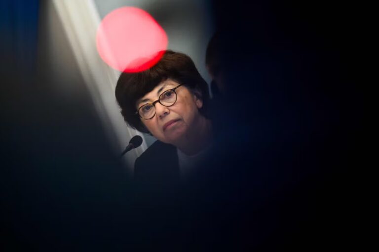 Monique Barbut annonce sa démission, rappelant le départ de Nicolas Hulot.
