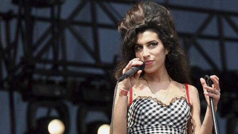Amy Winehouse : son père condamné à verser une somme importante à des amies de la chanteuse.