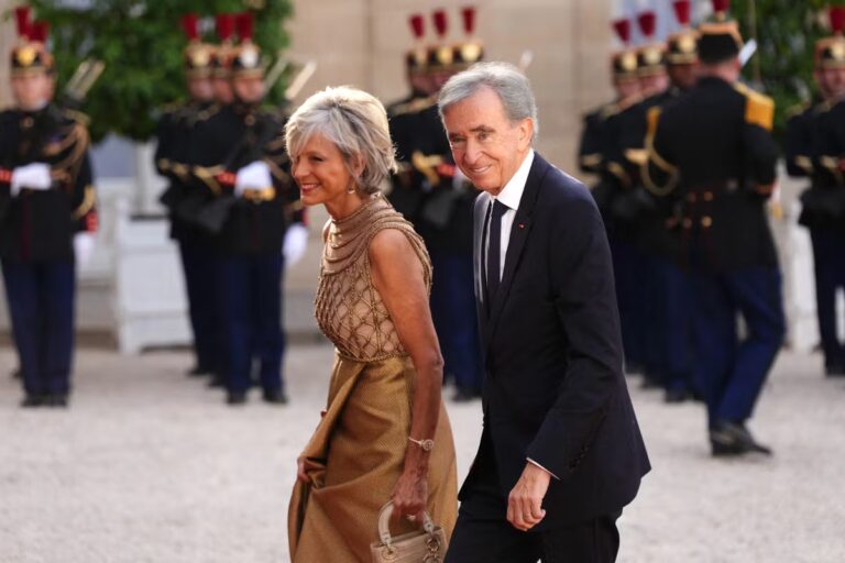 Bernard Arnault et LVMH contestent une enquête publiée par le journal « Le Monde »