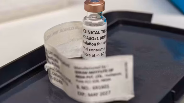 Ebola : un vaccin expérimental administré à un volontaire lors des essais cliniques.