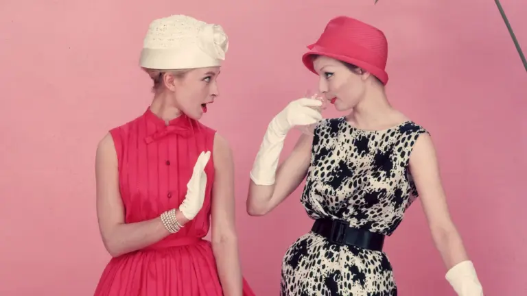 Robe de cocktail : l’évolution de ce vêtement dans la mode féminine contemporaine.