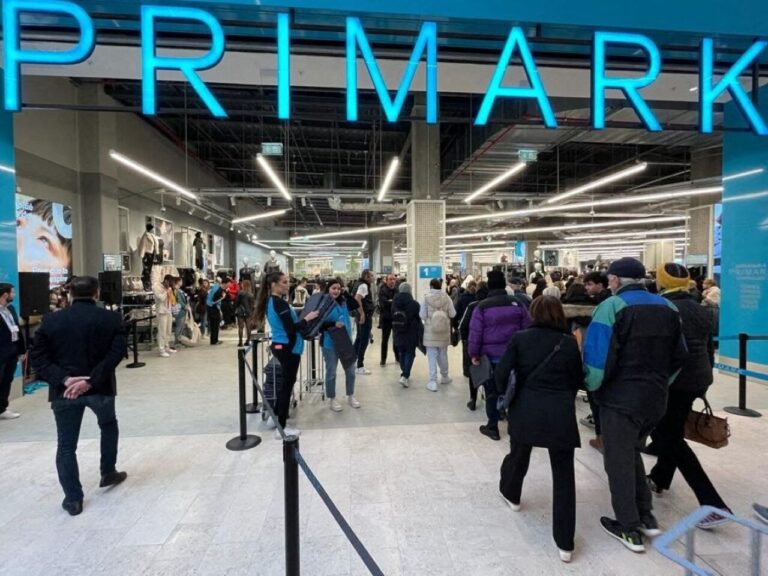Primark s’implante dans une zone commerciale, des habitants s’opposent à la fast fashion.