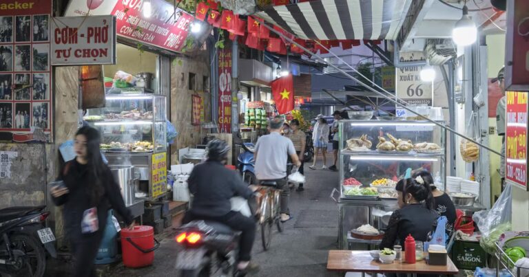 État des lieux des vendeurs de rue au Vietnam face à l’évolution urbaine.