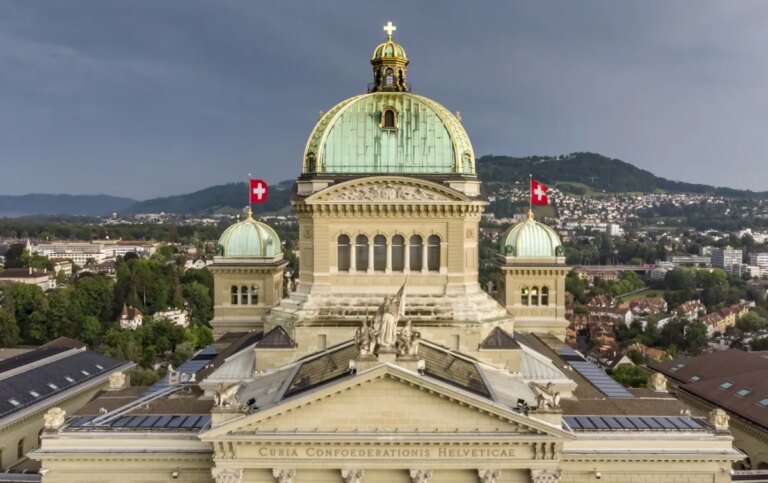 Le Palais fédéral suisse requalifié en « maison » : changement de terminologie et implications.