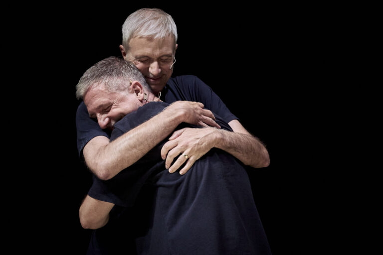 « À Avignon, la pièce « Mon frère » aborde l’amour et la résistance face à l’adversité »