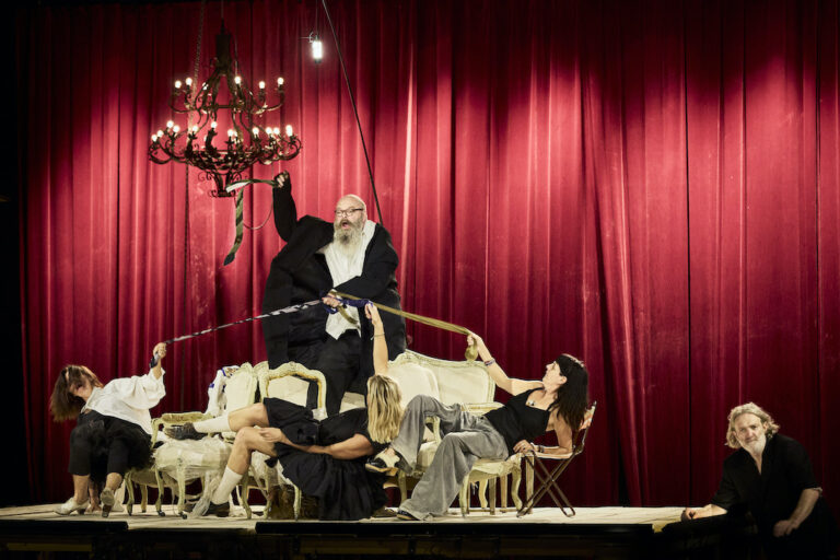À Avignon, les tg STAN présentent une adaptation de Molière sur des tréteaux.