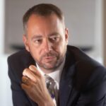 Maxime Prévot alerte sur les conséquences de la décision de Trump concernant les médicaments génériques.