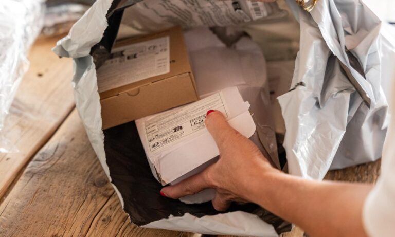 L’UE impose une taxe sur les petits colis, affectant le commerce en ligne.