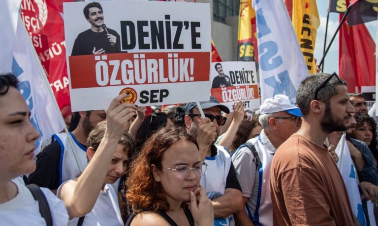 Comique emprisonné en Turquie pour des blagues jugées offensantes par les autorités.