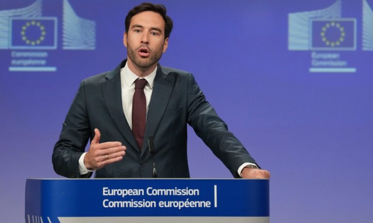 Vide juridique exploité par des entreprises en France, entraînant des dérives réglementaires.