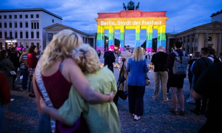 Berlin, une ville divisée : tensions persistantes entre l’Est et l’Ouest.
