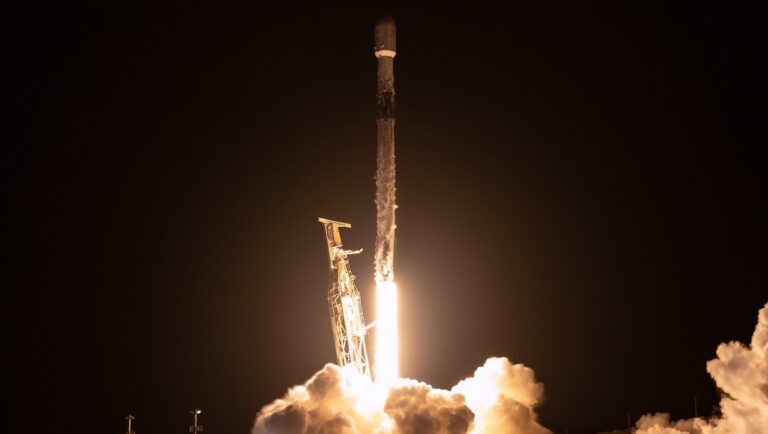 SpaceX lance le premier satellite commercial alimenté par énergie nucléaire.