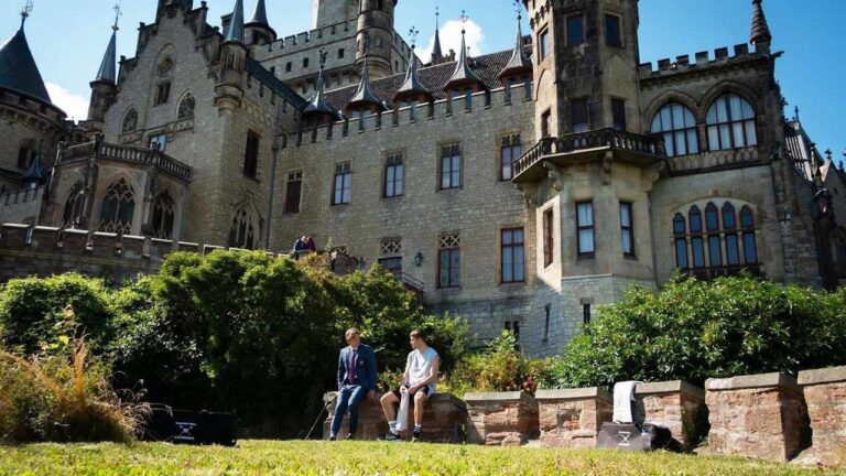 Netflix adapte un roman fantastique à succès, créé par le concepteur de Maxton Hall.