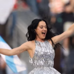 Katy Perry soutient les Bleus au festival Musilac en France.