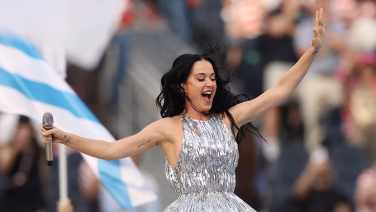 Katy Perry soutient les Bleus au festival Musilac en France.