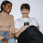 Pourquoi l&rsquo;amour amical est-il moins célébré que l&rsquo;amour romantique dans la société actuelle ?