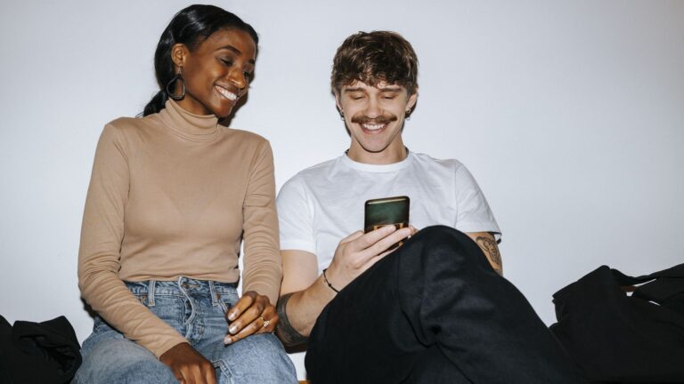 Pourquoi l’amour amical est-il moins célébré que l’amour romantique dans la société actuelle ?
