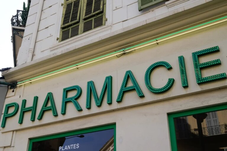 Licenciement d’une préparatrice en pharmacie : l’employeur condamné pour négligence dans la vérification des diplômes.