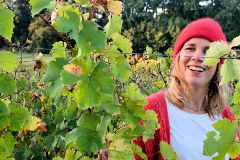 Perrine, 44 ans, abandonne l’industrie pharmaceutique pour se lancer dans la viticulture.