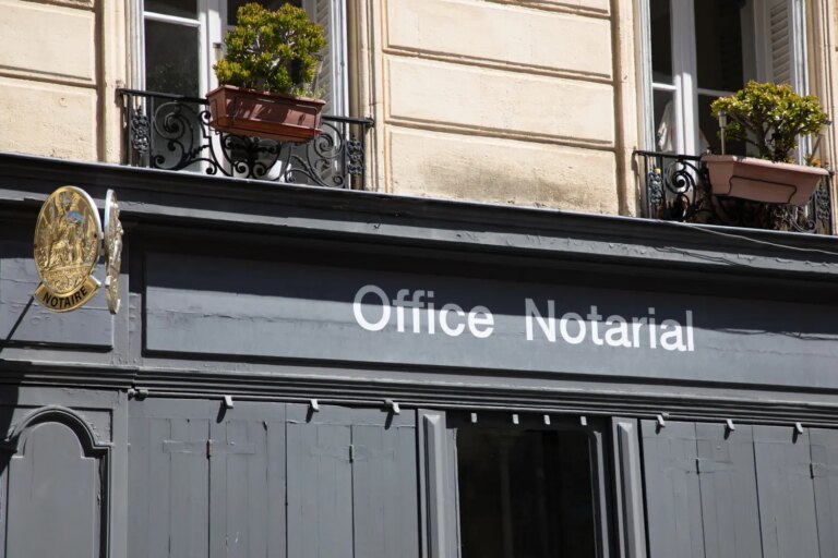 Succession : un héritier annule un testament léguant des biens à la commune.